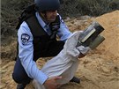 Izraelský policista se zbytky palestinské rakety