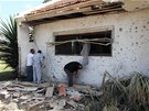 Izraleci ohledávají kody napáchané raketou odpálenou z pásma Gazy (26. bezna 2011)