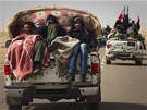 Libyjtí povstalci postupují k ropnému terminálu Rás Lanúf (27. bezna 2011)