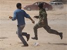 Libyjtí povstalci prchají ped Kaddáfího útokem na silnici vedoucí do Syrty (29. bezna 2011)