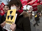 Japonka v Tokiu protestuje proti jaderným elektrárnám (20. bezna 2011)