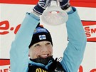 S TROFEJÍ. Finka Kaisa Mäkäräinenová se raduje z celkového vítzství ve Svtovém poháru.