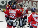 ZVLÁDLI JSME TO. Hokejisté Pardubic se radují z výhry ve Vítkovicích.