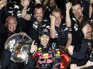 TEAMWORK. Tým Red Bull slaví vítzství Sebastiana Vettela ve Velké cen Austrálie.