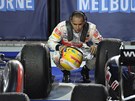 CO DLAJÍ LÍP? Lewis Hamilton porovnává svj monopost s tím, který pomohl k vítezství jeho konkurentovi Sebastianu Vettelovi.