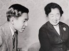 Rodinná pohoda ze zlaté klícce, jednadvacetiletý Akihito hraje japonské achy se svým otcem císaem Hirohitou. Do zoo ale nesml.