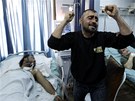 Syan lamentuje u postele svého bratra, který byl tce rann pi zásahu bezpenostních sloek bhem protivládních protest v Latakii  (27. bezna 2011)