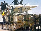 adtí vojáci postávají u zajatého stroje libyjské protivzduné obrany se temi stelami SA-6. (srpen 1987)