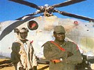 adtí vojáci u zajatého libyjského vrtulníku (srpen 1987)