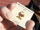 Vra áslavská se zlatým odznakem za absolutní vítzství na olympijských hrách v roce 1964 v Tokiu.