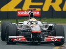 JET KOUSEK. Vteinu a est desetinek ztrácely v prvním tréninku na australskou Grand Prix vozy stáje McLaren na nejrychlejí. Lewis Hamilton za volantem musí vdt, e tenhle "kousek" nebude jednoduché dohnat.