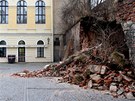 Zřícená část hradeb u Adalbertina v Hradci Králové (28. března 2011)