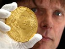Medaile s motivem dvoutisícové bankovky z eské mincovny v Jablonci nad Nisou....
