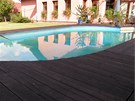 Schod kolem bazénu zahradní architektka doporuuje srovnat do roviny s terasou. 