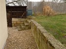 Kamenná zídka je pedlem mezi domem a zadní ástí zahrady.