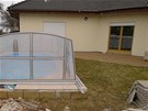 Nepraktický a uivatelsky nepíjemný je schod u okraj bazénu - ideální by bylo srovnat ho s terasou.