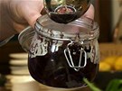 Chcete-li hotovou cibulovou marmeládu skladovat, mete ji pendat do sklenic, zavíkovat a sterilovat.