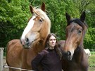 Nevidomá Adéla perlíková se na zámeckém statku Betislava Suchardy nauila jezdit na koni, dnes u sama kon pro práci s postienými trénuje. 