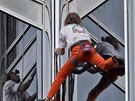 Pavouí mu Alain Robert plhá na nejvyí budovu svta - dubajskou Burd Chalífu
