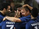 RADOST V MODRÉM. Francouztí fotbalisté se objímají poté, co v kvalifikaci o mistrovství Evropy v Lucembursku dali gól.