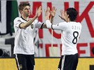 POJ SI PLÁCNOUCT. Thomas Müller a Mesut Özil z Nmecka si plácají po vsteleném gólu.