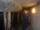Strojnk Josef Vank prochz v tunelu pod baznem, kde prosakujc voda...