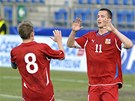 Autor Tomá Pekhart (vpravo) a Boek Dokal se radují po gólu.