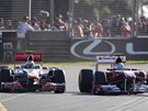 Jenson Button (vlevo) atakuje Felipeho Massu pi Velké cen Austrálie formule 1.