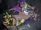 Kvtiny u hvzdy Elizabeth Taylorové na hollywoodském chodníku slávy