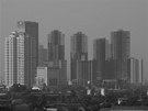 Pohled na adu nedokonených mrakodrap v Bangkoku v Thajsku.