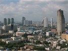 V pravé ásti fotografie stojí nedokonený mrakodrap, který aspiroval na titul nejvyí bangkokská stavba.