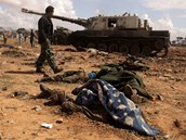 Libyjt povstalci prochzej okolo tl Kaddfho vojk asi 35 kilometr zpadn od Benghz (20. bezen 2011)
