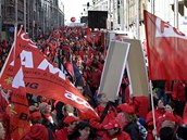 Tisce demonstrant protestuj v Bruselu prtoi sprnm opatenm evropskch vld (24. bezen 2011)