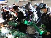 Japonci nakupuj zeleninu ve mst Sendaj (19. bezna 2011)