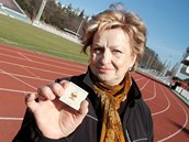 Věra Čáslavská se zlatým odznakem za absolutní vítězství na olympijských hrách v roce 1964 v Tokiu.
