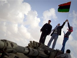 Libyjt rebelov slav mezi troskami Kaddfho transportr (20. bezna 2011)