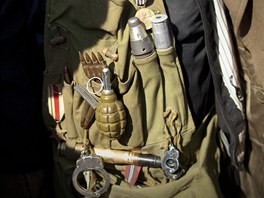 Libyjsk povstalec ped mstem Adedbj se chlub svoj vzbroj (23. bezna 2011)