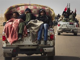 Libyjt povstalci postupuj k ropnmu terminlu Rs Lanf (27. bezna 2011)