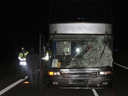 Na Hodonnsku srazil autobus jelena, zve na mst zemelo, pokozen vozidlo museli odthnout.