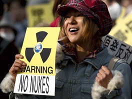 Japonka v Tokiu protestuje proti jadernm elektrrnm (20. bezna 2011)