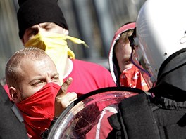 Tisce demonstrant protestuj v Bruselu prtoi sprnm opatenm evropskch vld (24. bezen 2011)