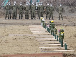 Japont vojci pohbvaj obti zemtesen a tsunami ve mst Higaimatsuima v prefektue Mijagi (23. bezna 2011)