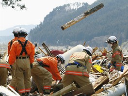 Japont hasii hledaj v troskch obti zemtesen (25. bezna 2011)