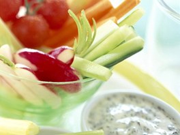 �erstv� zelenina s jogurtov�m dipem