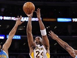 Kobe Bryant z Los Angeles Lakers stílí v utkání proti New Orleans Hornets. 