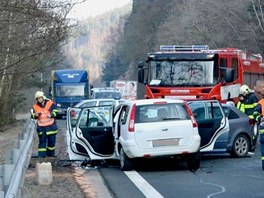 Pi nehod u Bezov u Karlovch Var zemel estapadestilet idi Fordu Fusion.