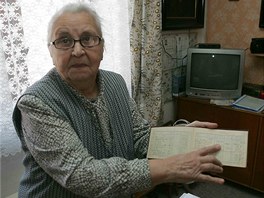 Jarmila Nohavičková, snacha sedláka Jiřího Nohavičky staršího, který byl v 50. letech perzekvován komunisty. Na snímku ukazuje vkladní knížku, z níž bylo vyčerpáno bez jejich vědomí 120 tisíc korun.