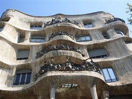 Balkony jsou zdoben pokroucenmi tvary ze eleza od katalnskho architekta Jujola.