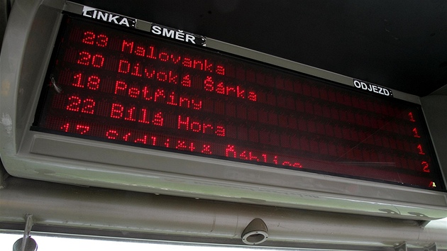 Elektronická cedulena stanici tramvaje Malostranská.
