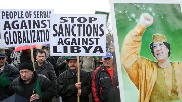 Srbové demonstrují proti spojenecké operaci v Libyi. (20. bezna 2011)
